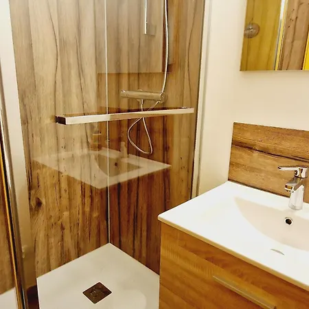 Cosy Pour 4 Pers., Proche Pistes Et Commerces, Aime-la-plagne - Fr-1-755-10 *